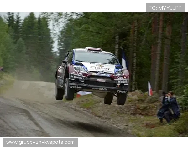 车手飞跃障碍，一次罕见的极限挑战，赛车飞跃撞车