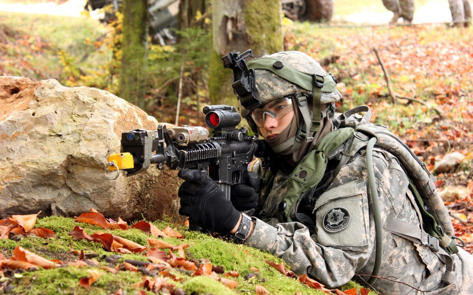 尼斯后防密集站位减少失误空间